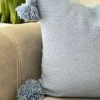 Housse coussin artisanale à pompons Bleu ciel Ajbir