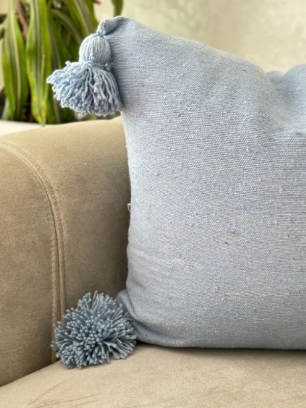 Housse coussin artisanale à pompons Bleu ciel Ajbir
