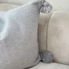 Housse de Coussin artisanale à pompons Gris clair Ajbir