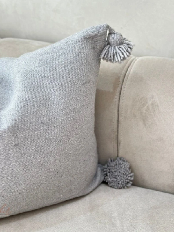 Housse de Coussin artisanale à pompons Gris clair Ajbir