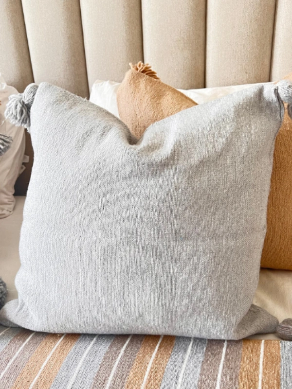 Housse de Coussin artisanale à pompons Gris clair Ajbir