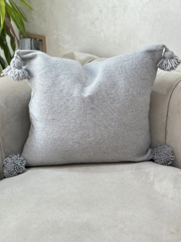 Housse de Coussin artisanale à pompons Gris clair Ajbir