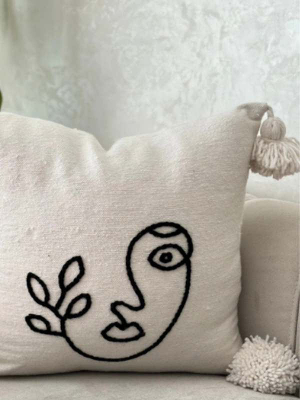 Housse de coussin artisanale à pompons Oudm Ajbir