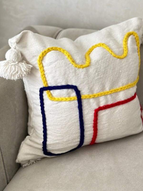 Housse de coussin artisanale à pompons Tafoukt rouge