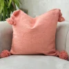 Housse de coussin artisanale à pompons saumon Ajbir