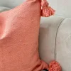 Housse de coussin artisanale à pompons saumon Ajbir