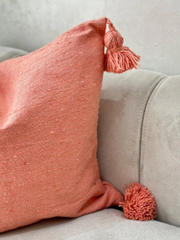 Housse de coussin artisanale à pompons saumon Ajbir