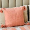 Housse de coussin artisanale à pompons saumon Ajbir