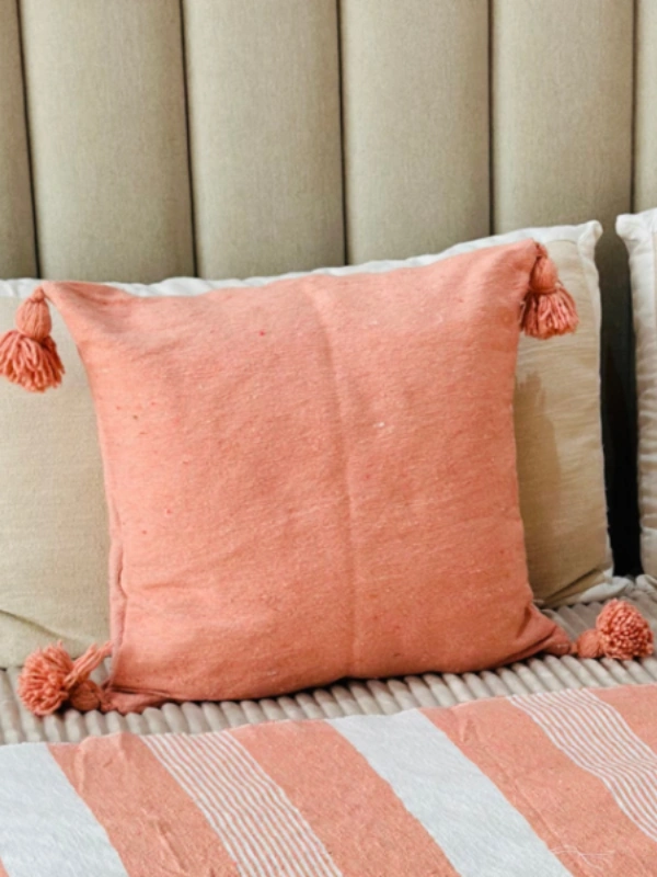 Housse de coussin artisanale à pompons saumon Ajbir