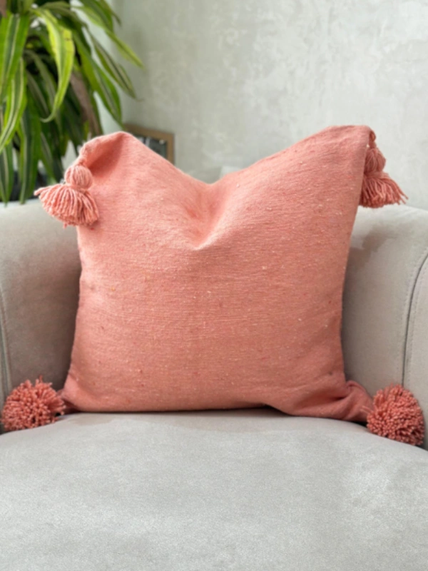 Housse de coussin artisanale à pompons saumon Ajbir