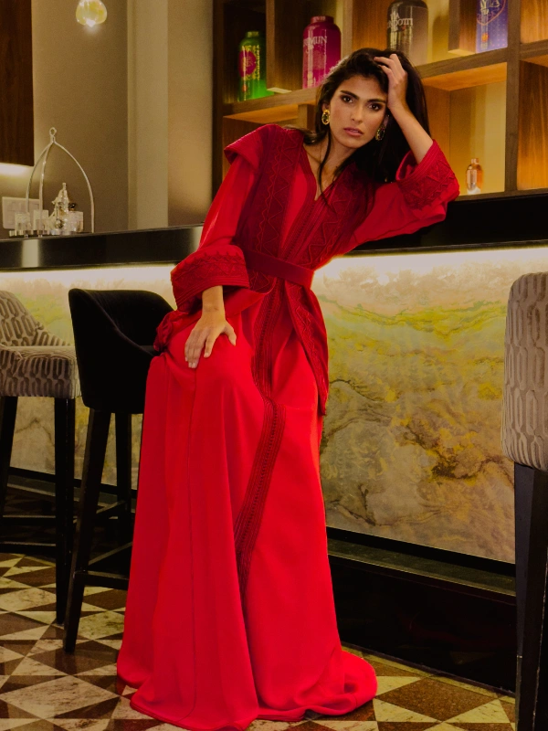Caftan en Velours Rouge Brodé Yassandyass