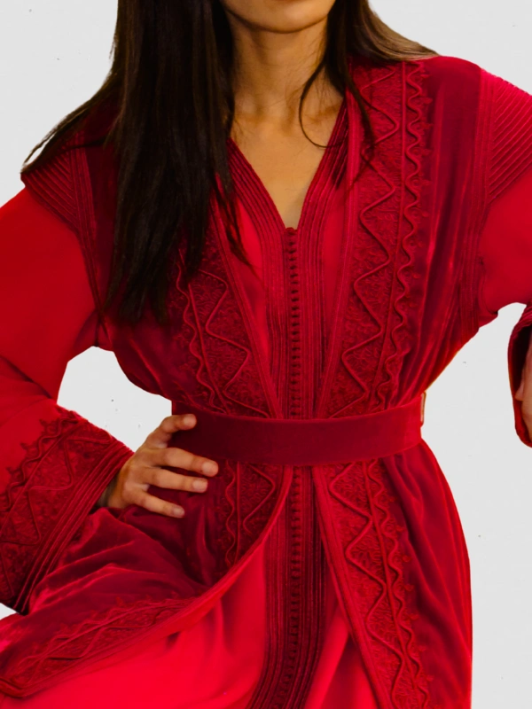 Caftan en Velours Rouge Brodé Yassandyass