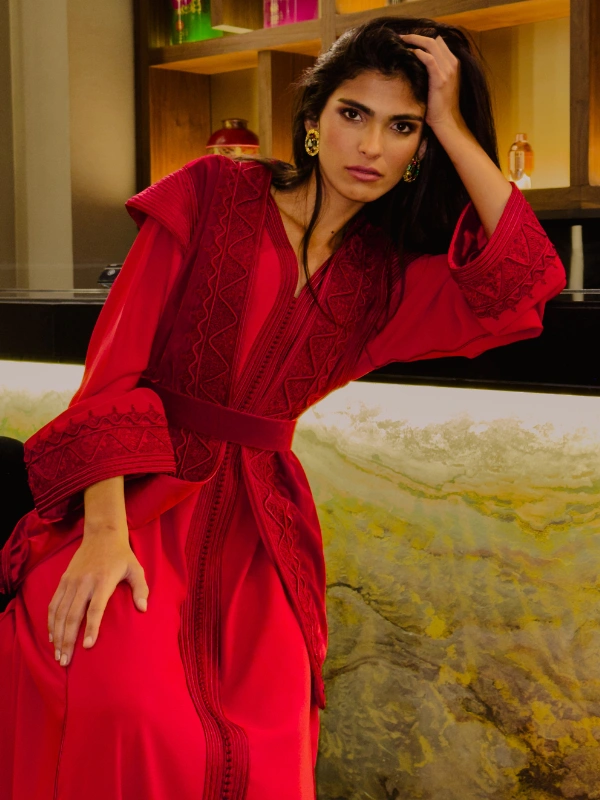 Caftan en Velours Rouge Brodé Yassandyass