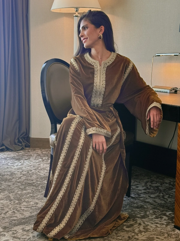 Caftan en Velours avec Mejdoule Camel Yassandyass