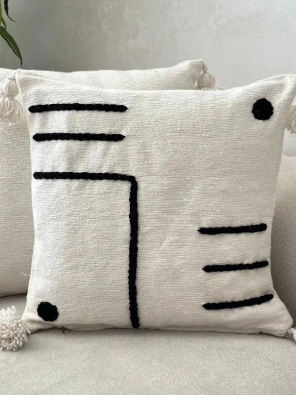 Housse-de-Coussin-a-pompons-creme-noir-Ajbir