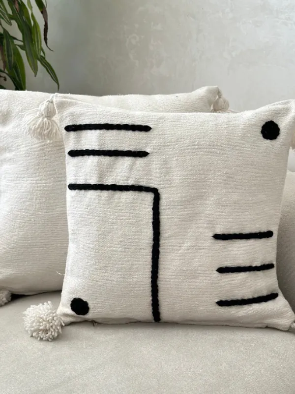 Housse-de-Coussin-a-pompons-creme-noir-Ajbir