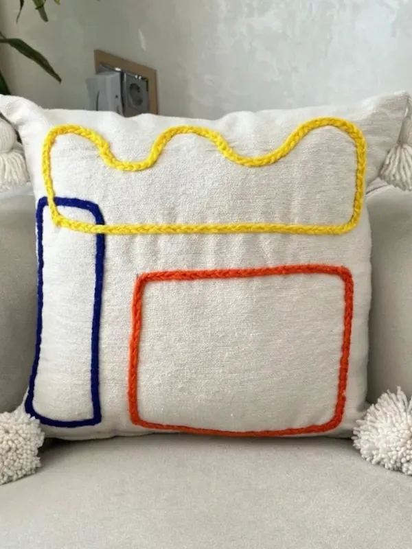 Housse-de-coussin-artisanale-a-pompons-Tafoukt-orange-