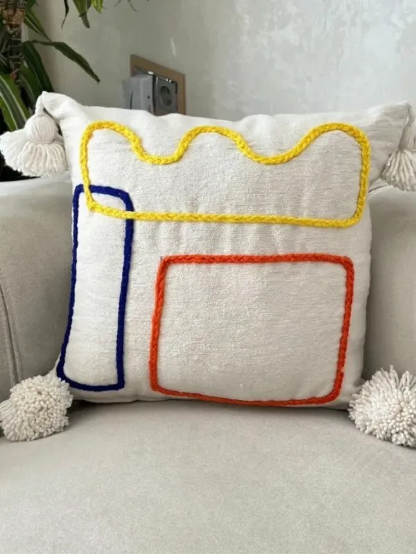 Housse-de-coussin-artisanale-a-pompons-Tafoukt-orange-