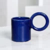 Mug-artisanal-uni-anse-en-haut-Ajbir