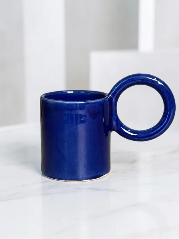 Mug-artisanal-uni-anse-en-haut-Ajbir