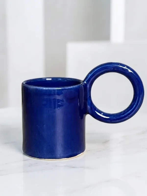 Mug-artisanal-uni-anse-en-haut-Ajbir