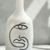 Vase-artisanal-bouteille-Oudm-Visage-abstrait-noir-Ajbir