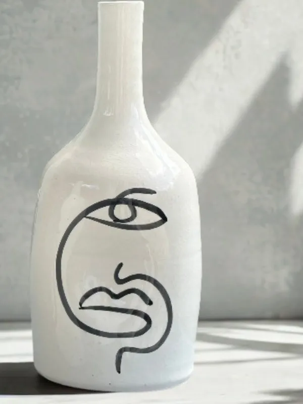 Vase-artisanal-bouteille-Oudm-Visage-abstrait-noir-Ajbir