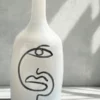 Vase-artisanal-bouteille-Oudm-Visage-abstrait-noir-Ajbir
