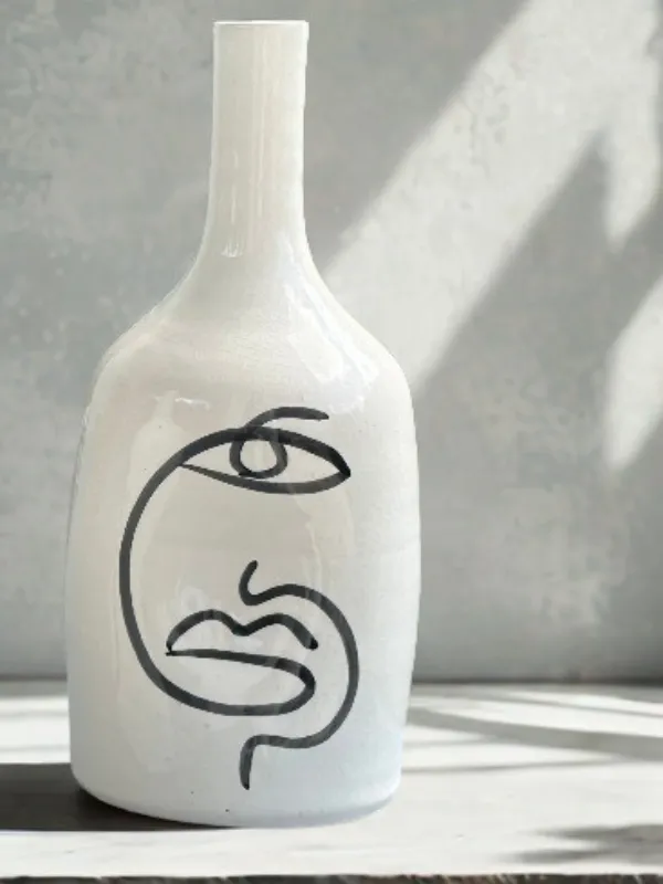 Vase-artisanal-bouteille-Oudm-Visage-abstrait-noir-Ajbir