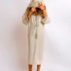 - Djellaba en crêpe fluide et léger, sublimé par un Galon et une Sfifa et des Akkads traditionnels travaillés à la main dans le pur respect de l’artisanat. Un modèle alliant l’élégance ancestrale et un esprit « Couture » tout en légèreté.