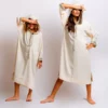 - Djellaba en crêpe fluide et léger, sublimé par un Galon et une Sfifa et des Akkads traditionnels travaillés à la main dans le pur respect de l’artisanat. Un modèle alliant l’élégance ancestrale et un esprit « Couture » tout en légèreté.