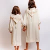 - Djellaba en crêpe fluide et léger, sublimé par un Galon et une Sfifa et des Akkads traditionnels travaillés à la main dans le pur respect de l’artisanat. Un modèle alliant l’élégance ancestrale et un esprit « Couture » tout en légèreté.