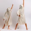 - Djellaba en crêpe fluide et léger, sublimé par un Galon et une Sfifa et des Akkads traditionnels travaillés à la main dans le pur respect de l’artisanat. Un modèle alliant l’élégance ancestrale et un esprit « Couture » tout en légèreté.