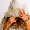 - Djellaba en crêpe fluide et léger, sublimé par un Galon et une Sfifa et des Akkads traditionnels travaillés à la main dans le pur respect de l’artisanat. Un modèle alliant l’élégance ancestrale et un esprit « Couture » tout en légèreté.