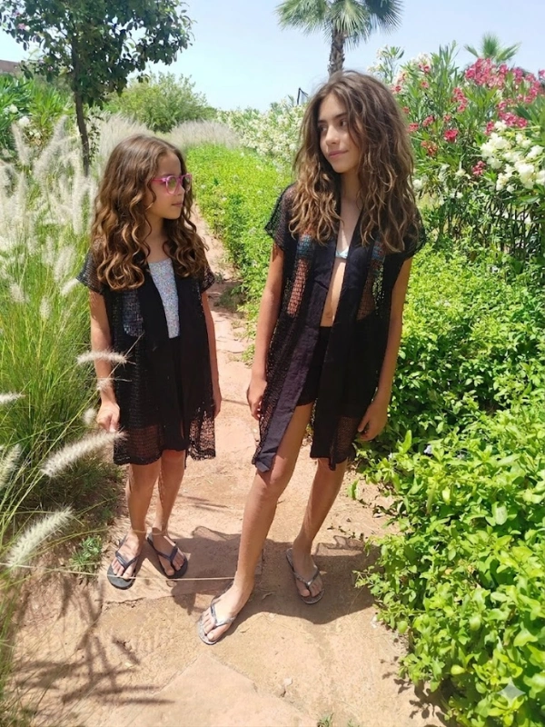 - Kimono à la coupe universelle et son shorty taille haute, style estival en tissu ultra frais, disponible en version matchy matchy Fillette et Maman.