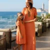 - Robe longe droite avec fentes, travaillée avec une double Sfifa et l'éclat des pierres, disponible en version matchy matchy Maman et Fillette.