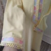 - Djellaba en crêpe fluide et léger d'une teinte printanière, sublimé par un Galon, une Sfifa et des Akkads Hrir et Skelli traditionnels travaillés à la main. Un modèle alliant l’élégance ancestrale et un esprit « Couture » tout en légèreté.