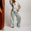 Succombez au charme de notre tailleur oversize fluide pour petites princesses. Fusion parfaite entre modernité et inspiration marocaine, il s'adapte avec style à toutes les occasions, des moments simples aux grands événements. Conçu dans un brocart scintillant, tout en offrant un confort absolu et pour embellir la tenue, un Mejdoul fait main pour structurer et sublimer la silhouette de vos mini-muses. Disponible en version matchy-matchy pour les duos de sœurs et les complicités Maman-Princesse.