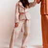 Succombez au charme de notre tailleur oversize fluide pour petites princesses. Fusion parfaite entre modernité et inspiration marocaine, il s'adapte avec style à toutes les occasions, des moments simples aux grands événements. Conçu dans un brocart scintillant, tout en offrant un confort absolu et pour embellir la tenue, un Mejdoul fait main pour structurer et sublimer la silhouette de vos mini-muses. Disponible en version matchy-matchy pour les duos de sœurs et les complicités Maman-Princesse.