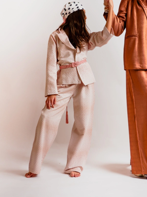 Succombez au charme de notre tailleur oversize fluide pour petites princesses. Fusion parfaite entre modernité et inspiration marocaine, il s'adapte avec style à toutes les occasions, des moments simples aux grands événements. Conçu dans un brocart scintillant, tout en offrant un confort absolu et pour embellir la tenue, un Mejdoul fait main pour structurer et sublimer la silhouette de vos mini-muses. Disponible en version matchy-matchy pour les duos de sœurs et les complicités Maman-Princesse.