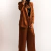 Laissez-vous séduire par le Tailleur veste-pantalon, avec un tombé fluide et aérien, fusion parfaite entre le vestiaire contemporain et le savoir-faire artisanal marocain. Conçu dans une matière fluide et stretch, il offre un confort absolu tout en épousant divinement les lignes de votre corps. Un confort extensible sans compromis sur le glamour.
