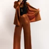 Laissez-vous séduire par le Tailleur veste-pantalon, avec un tombé fluide et aérien, fusion parfaite entre le vestiaire contemporain et le savoir-faire artisanal marocain. Conçu dans une matière fluide et stretch, il offre un confort absolu tout en épousant divinement les lignes de votre corps. Un confort extensible sans compromis sur le glamour.