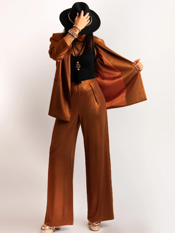 Laissez-vous séduire par le Tailleur veste-pantalon, avec un tombé fluide et aérien, fusion parfaite entre le vestiaire contemporain et le savoir-faire artisanal marocain. Conçu dans une matière fluide et stretch, il offre un confort absolu tout en épousant divinement les lignes de votre corps. Un confort extensible sans compromis sur le glamour.