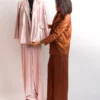 Laissez-vous séduire par le Tailleur veste-pantalon, avec un tombé fluide et aérien, fusion parfaite entre le vestiaire contemporain et le savoir-faire artisanal marocain. Conçu dans une matière fluide et stretch, il offre un confort absolu tout en épousant divinement les lignes de votre corps. Un confort extensible sans compromis sur le glamour.