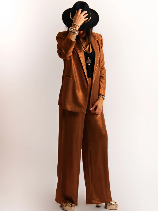 Laissez-vous séduire par le Tailleur veste-pantalon, avec un tombé fluide et aérien, fusion parfaite entre le vestiaire contemporain et le savoir-faire artisanal marocain. Conçu dans une matière fluide et stretch, il offre un confort absolu tout en épousant divinement les lignes de votre corps. Un confort extensible sans compromis sur le glamour.