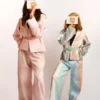 Succombez au charme de notre tailleur oversize fluide pour petites princesses. Fusion parfaite entre modernité et inspiration marocaine, il s'adapte avec style à toutes les occasions, des moments simples aux grands événements. Conçu dans un brocart scintillant, tout en offrant un confort absolu et pour embellir la tenue, un Mejdoul fait main pour structurer et sublimer la silhouette de vos mini-muses. Disponible en version matchy-matchy pour les duos de sœurs et les complicités Maman-Princesse.