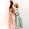 Succombez au charme de notre tailleur oversize fluide pour petites princesses. Fusion parfaite entre modernité et inspiration marocaine, il s'adapte avec style à toutes les occasions, des moments simples aux grands événements. Conçu dans un brocart scintillant, tout en offrant un confort absolu et pour embellir la tenue, un Mejdoul fait main pour structurer et sublimer la silhouette de vos mini-muses. Disponible en version matchy-matchy pour les duos de sœurs et les complicités Maman-Princesse.