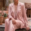 Laissez-vous séduire par le Tailleur veste-pantalon, avec un tombé fluide et aérien, fusion parfaite entre le vestiaire contemporain et le savoir-faire artisanal marocain. Conçu dans une matière fluide et stretch, il offre un confort absolu tout en épousant divinement les lignes de votre corps. Un confort extensible sans compromis sur le glamour.