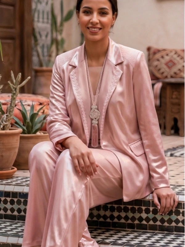 Laissez-vous séduire par le Tailleur veste-pantalon, avec un tombé fluide et aérien, fusion parfaite entre le vestiaire contemporain et le savoir-faire artisanal marocain. Conçu dans une matière fluide et stretch, il offre un confort absolu tout en épousant divinement les lignes de votre corps. Un confort extensible sans compromis sur le glamour.