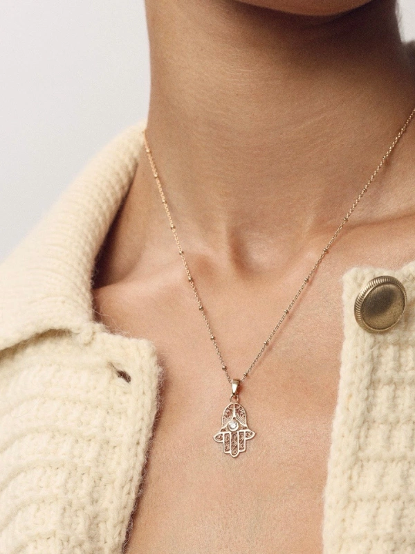 Collier Main